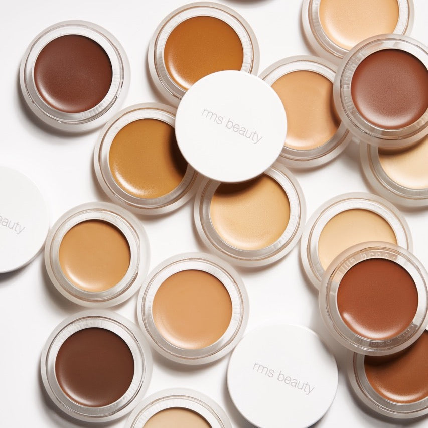 Verschieden RMS Concealer UnCover Up Tiegel teils geöffnet aus der Vogelperspektive.
