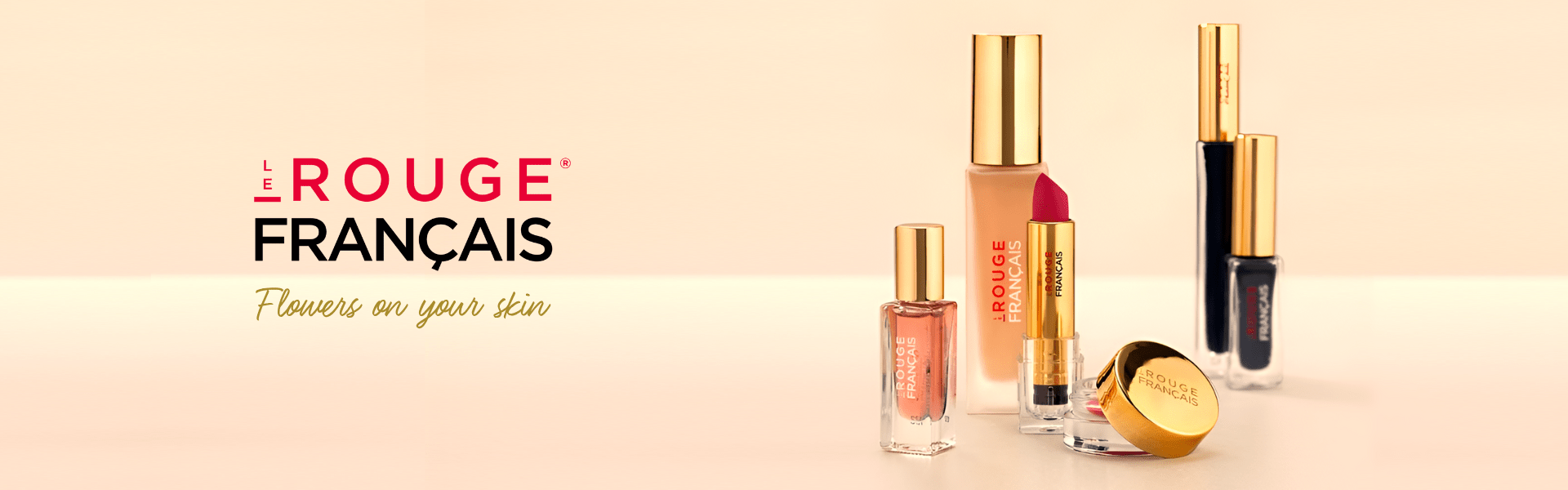 Verschiedene Le Rouge Francais Nagellacke von Händen vor einer roten Korallenkulisse gehalten.