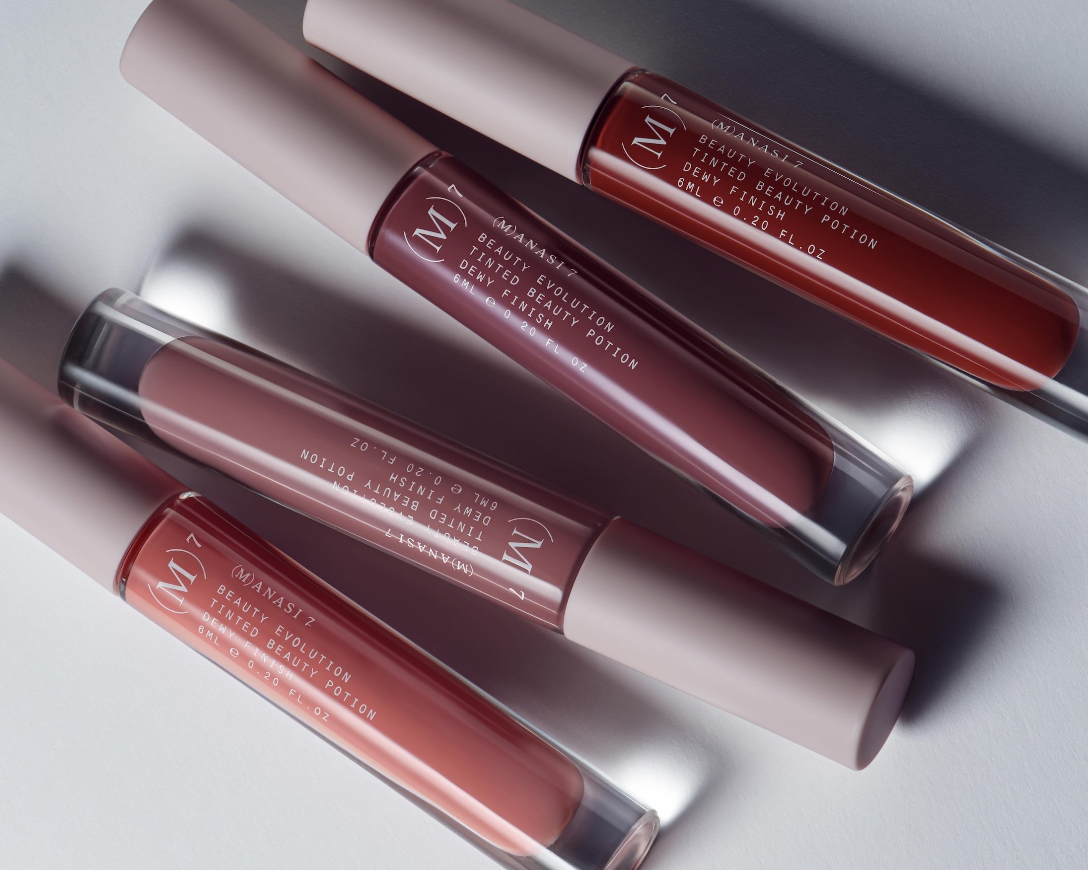 5 verschiedene Manasi 7 Produkte liegen geöffnet auf einem weißen Untergrund.