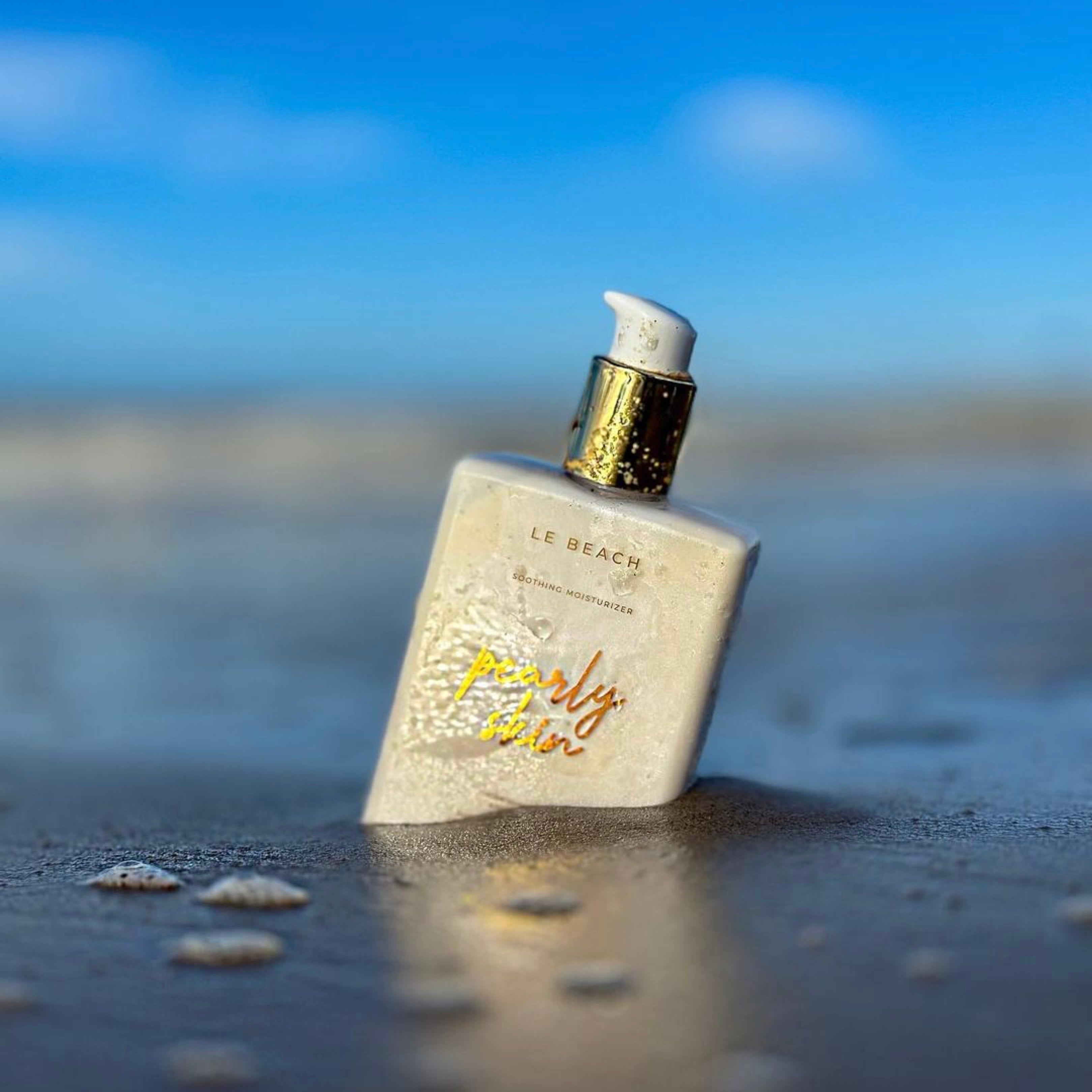 Le Beach Pearly Skin Bodylotion - Stimmungsbild am Strand im nassen Sand