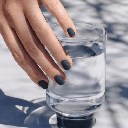 Gepflegte Hand mit dunkelblauen Nagellack Ardoise Bleue von Karolin Van Loon, vegan & schadstofffrei