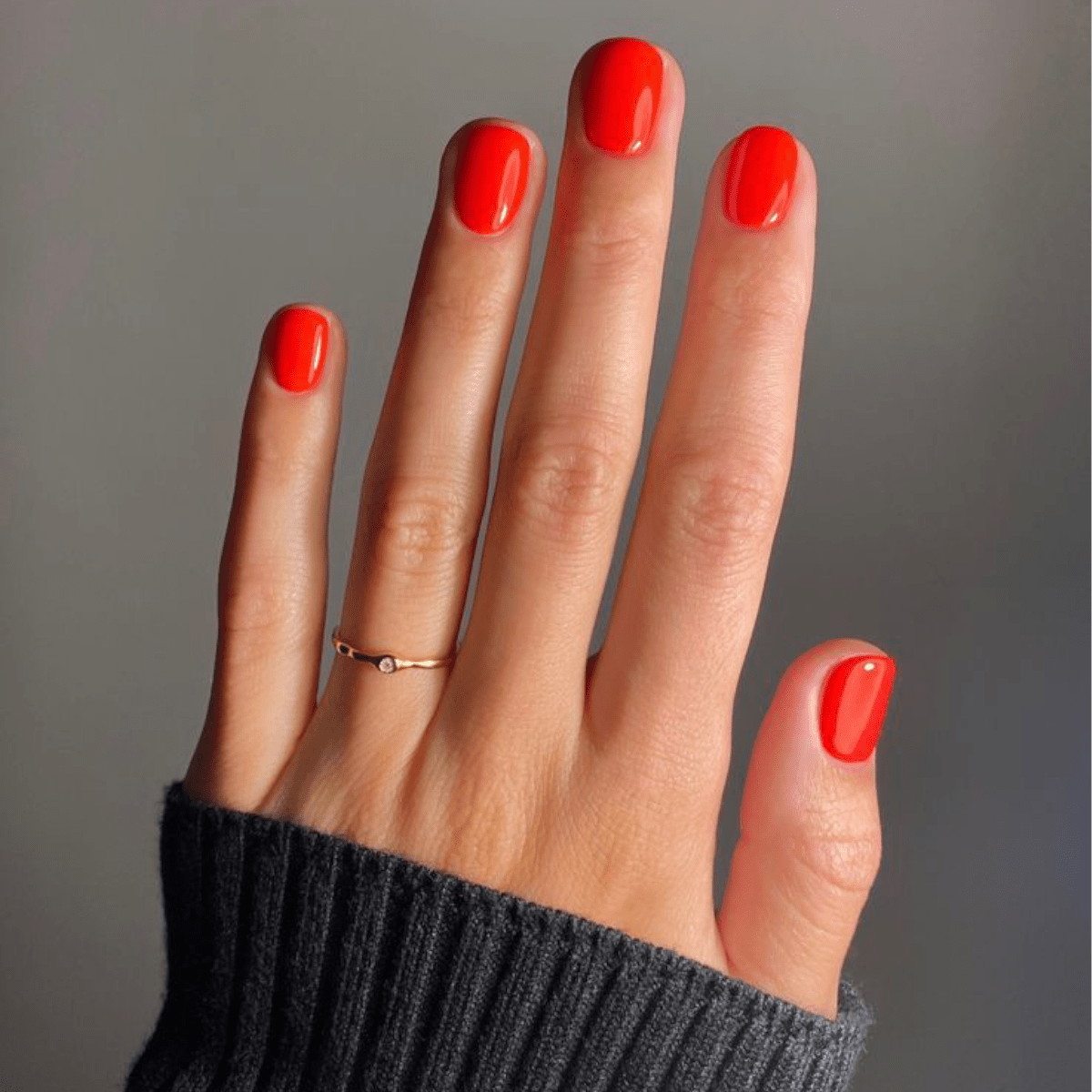 Leuchtend roter Nagellack von Karolin Van Loon – Farbton Rouge Solaire auf gepflegten Nägeln