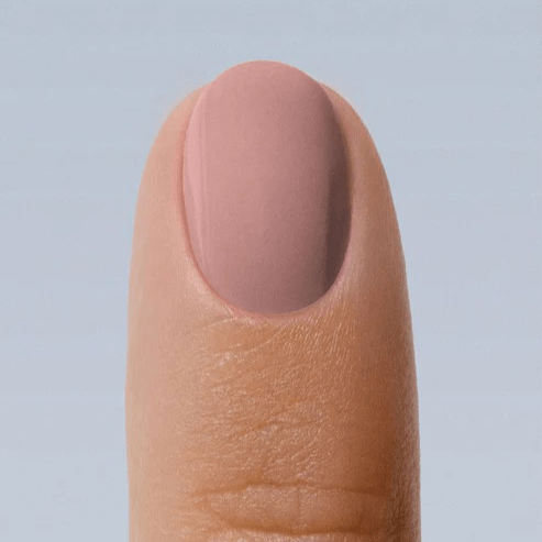 Laine Taupe Nagellack aufgetragen – dezenter, femininer Taupe-Look