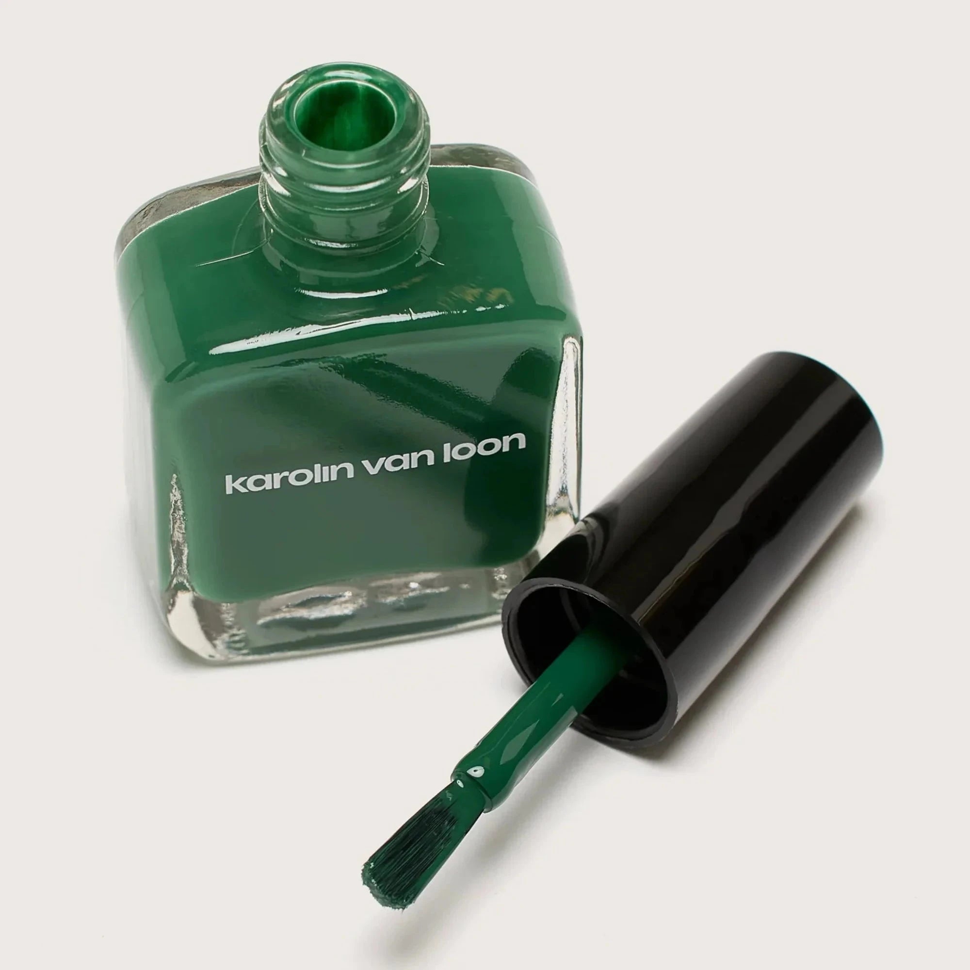 Aufnahme des Pinsels von Karolin Van Loon Suède Verte Nagellack