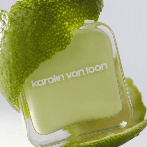 Limettenschale umwickelt leuchtend grünen Nagellack von Karolin Van Loon – Farbton Citron Vert in 15-ml-Flasche