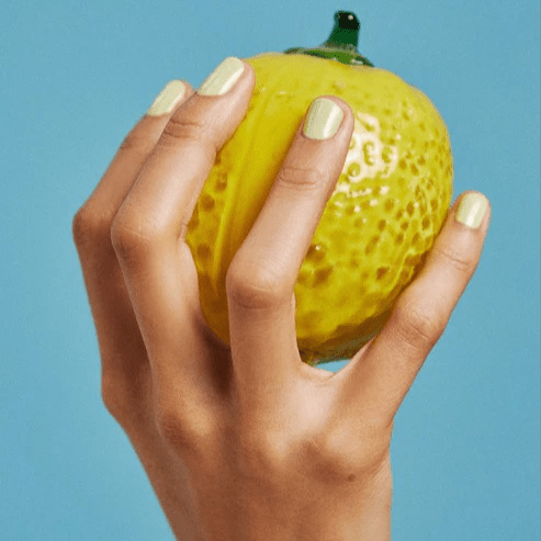 Leuchtend grüner Nagellack von Karolin Van Loon – Farbton Citron Vert auf gepflegten Nägeln