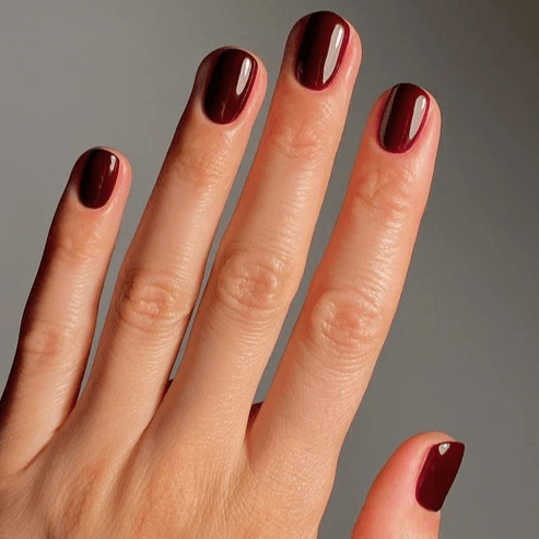 Gepflegte Hand mit rotem Nagellack Rouge Royale von Karolin Van Loon