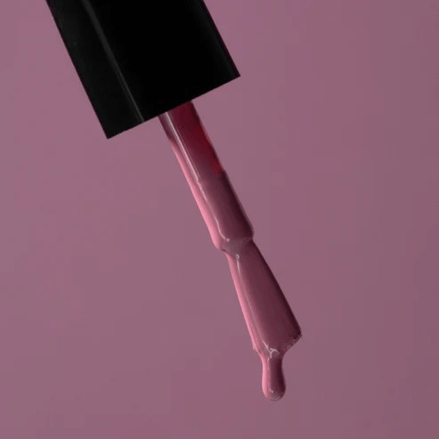 Pinsel mit violett-pinkem Nagellack von Karolin Van Loon – Farbton Jus de Prune