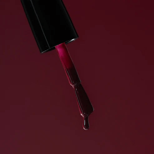 Nahaufnahme Bordeaux Velours Nagellack – tiefrote, samtige Textur