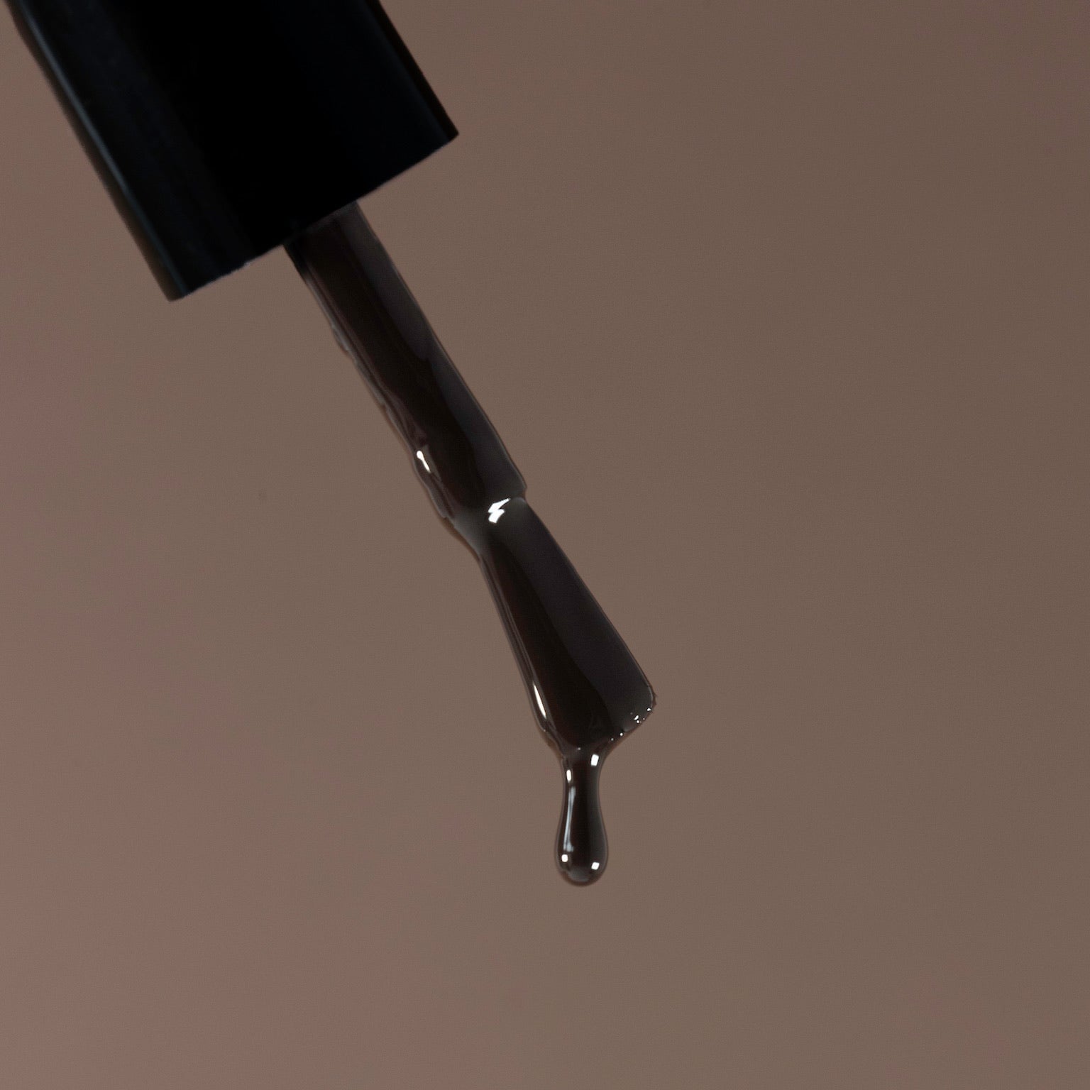 Nagellack Karolin Van Loon 54 Figue Marron tropft vom Pinsel.