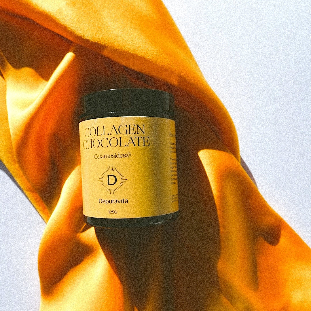 Depuravita Schraubglas Collagen Chocolates liegt auf einer orangefarbenem Decke. North Glow