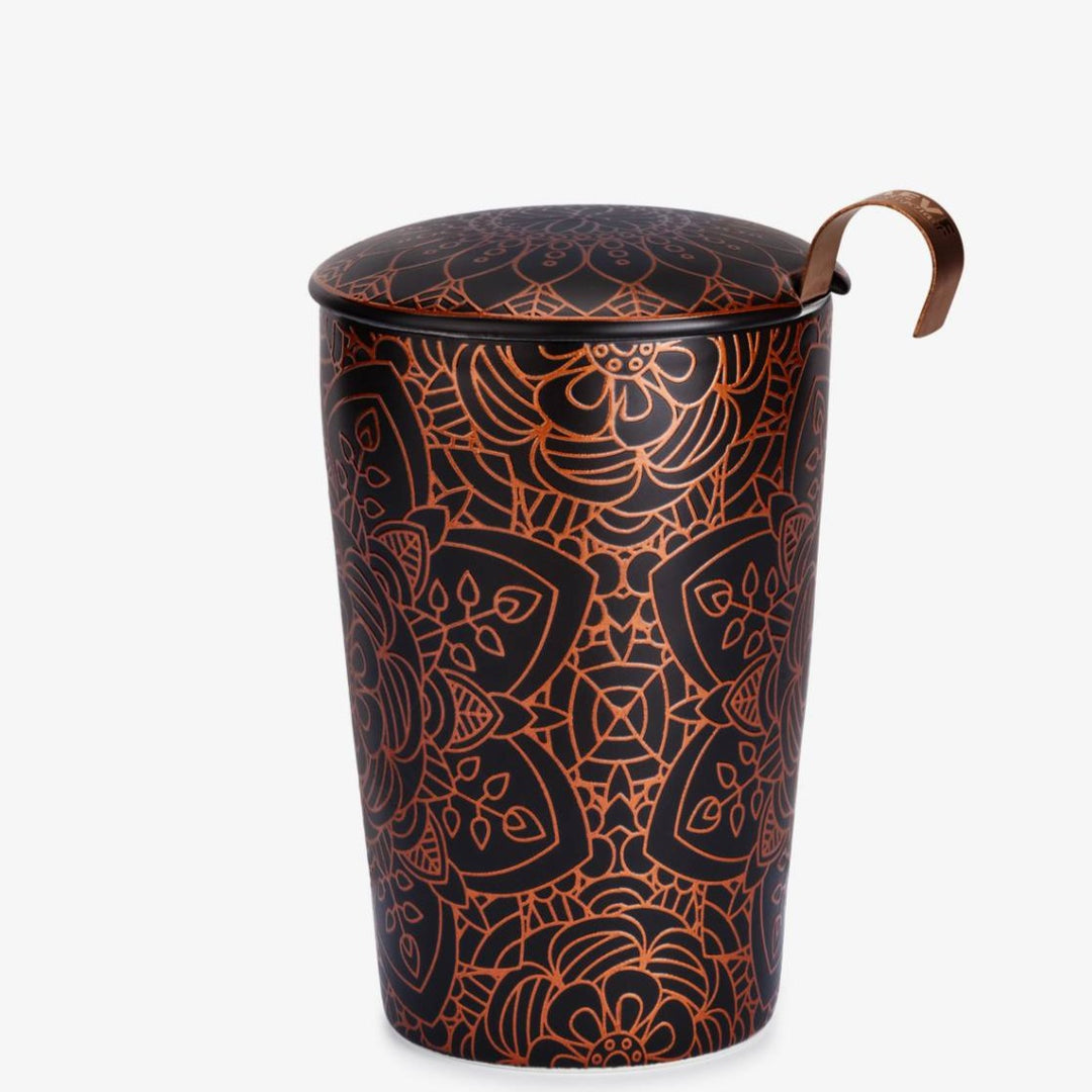 Schwarz Tasse mit bronzefarbendem Mandala auf weißem Hintergrund North Glow