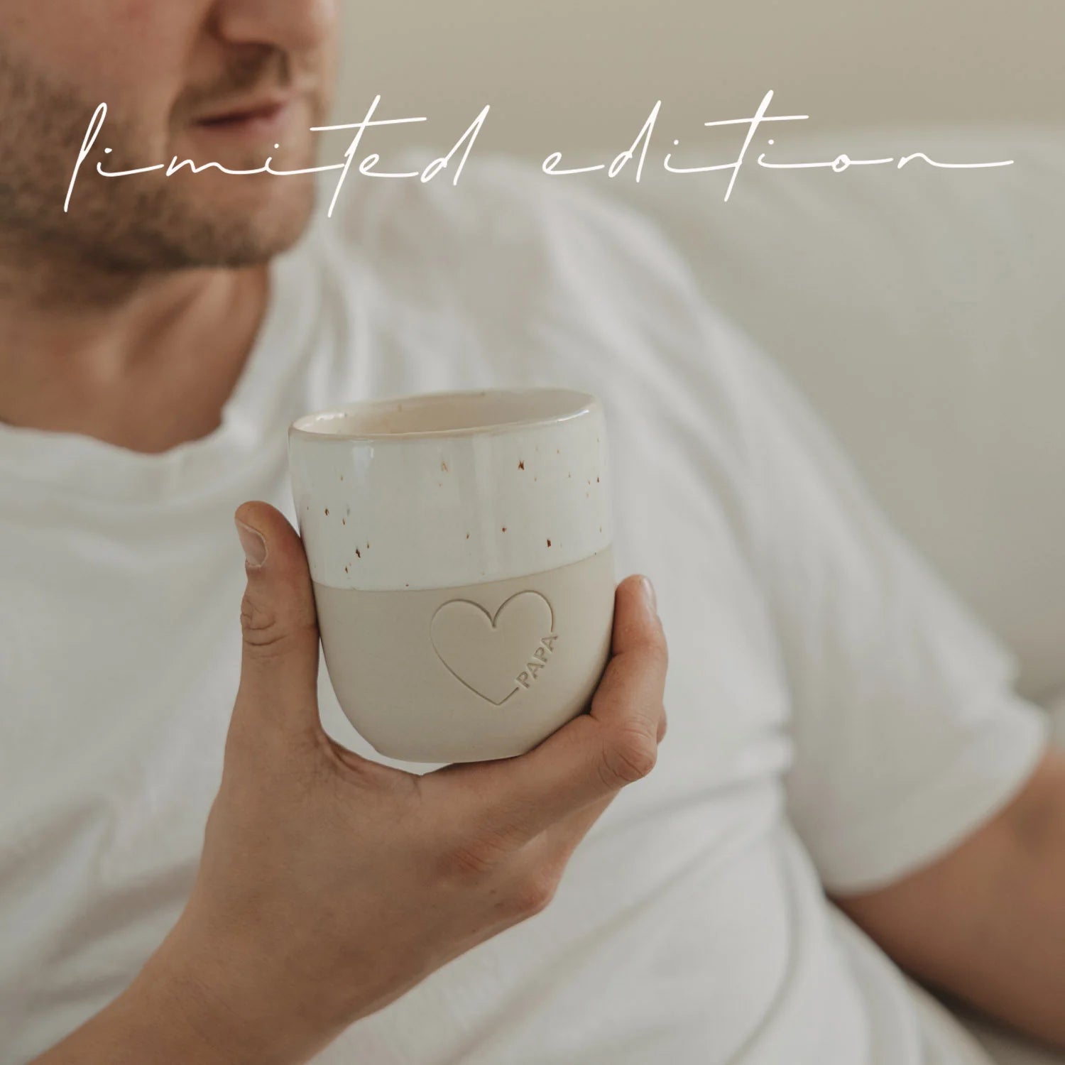 Eulenschnitt Kaffeebecher Großes Herz Papa in einer Hanf gehalten.