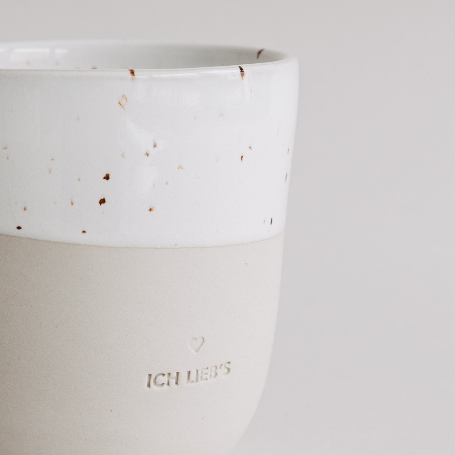 Handgefertigter Steingut Becher Ich lieb's mit natürlicher Glasur