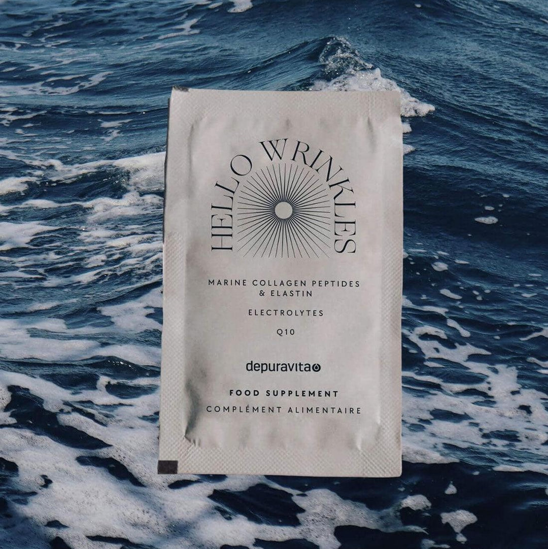 Packung Hello Wrinkles von Depuravita abgebildet vor schäumenden Meer.