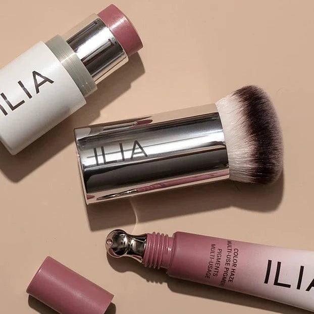 ILIA Perfecting Buff Brush mit anderen Make-up Produkten North Glow