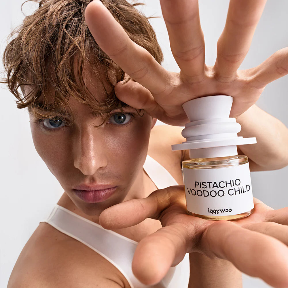 Iggywoo PISTACHIO VOODOO CHILD Eau de Parfum Flakon in den Händen eines Mannes.
