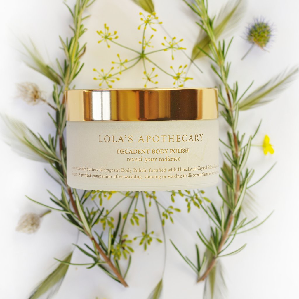 Lola`s Apothecary Breat of Clarity Body Polish Verpackung mit Rosmarin vor hellem Hintergrund North Glow