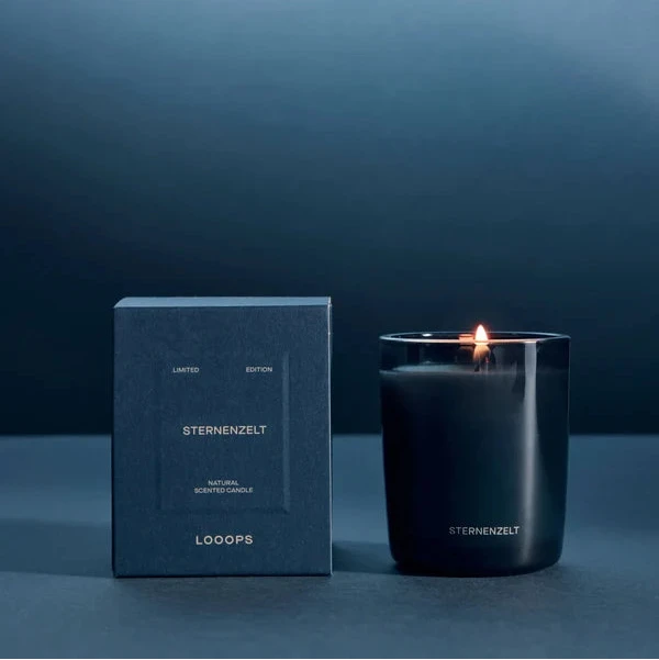 Looops Sternenzelt Duftkerze 75 g · Limited Edition 2026, neben Produktverpackung.