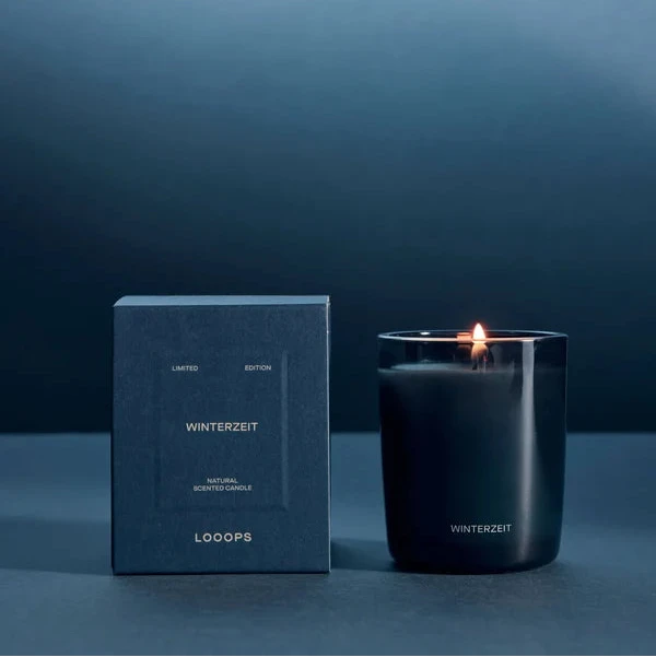 Winterzeit Duftkerze 75 g in blauem Glas · Limited Edition 2026, neben Produktverpackung.