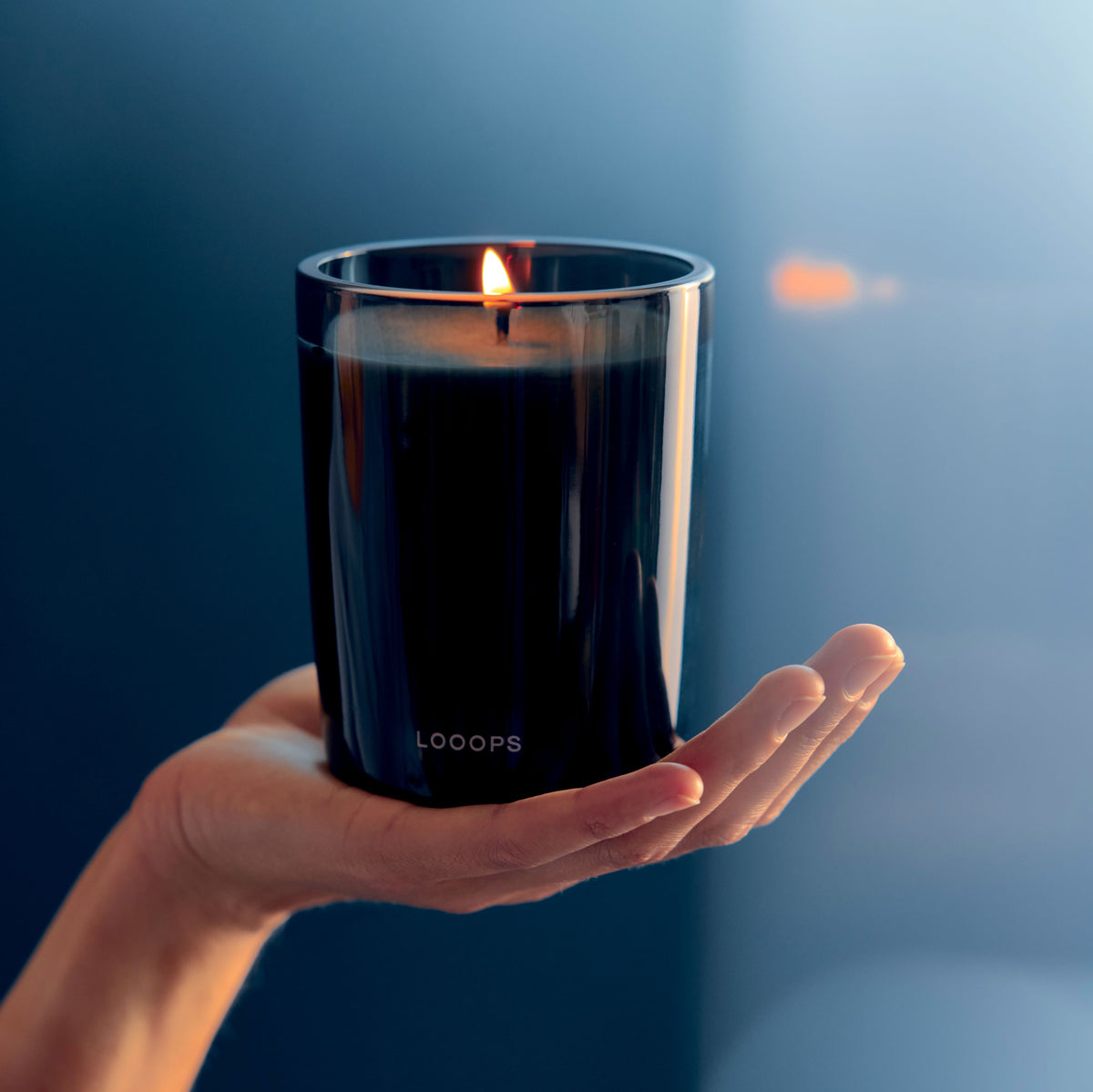 'Winterzeit' Duftkerze in blau getöntem Glas - Limited Edition 2026