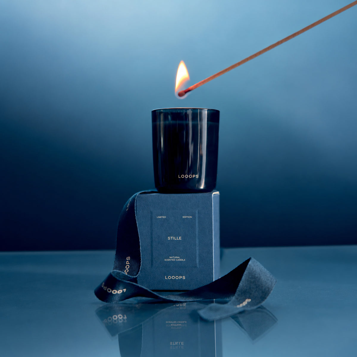 'Stille' Duftkerze in blau getöntem Glas - Limited Edition 2026