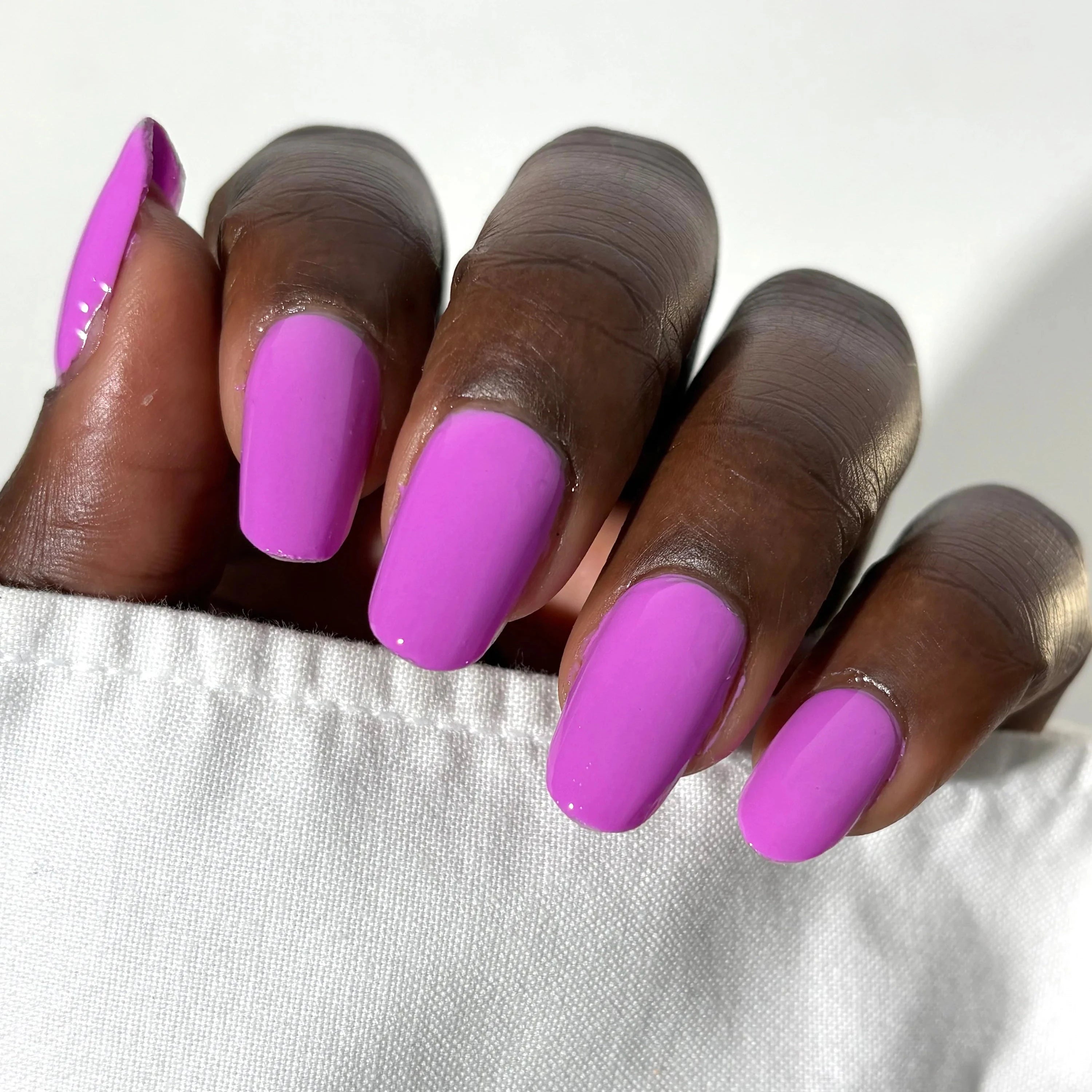 Nailberry Ultra Violet Fingernägel.
