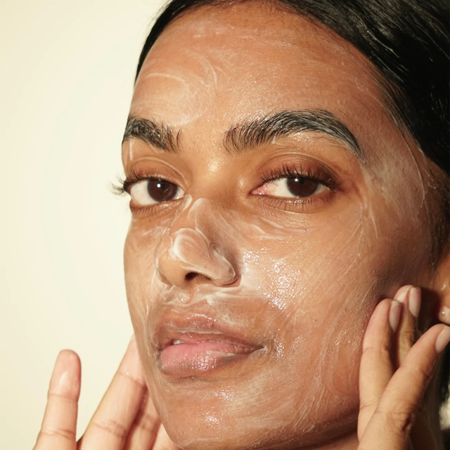 Weibliches Model verwendet Ranavat Luminous Ceremony Cleanser im Gesicht