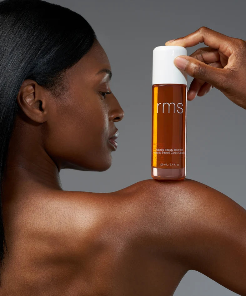 Anwendung des RMS Beauty Körperöls auf trockener Haut