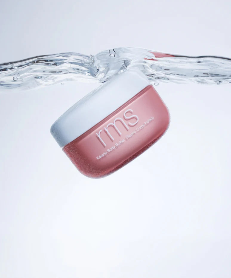 RMS Beauty Kakadu Body Butter in einer Spa- und Wellnessumgebung