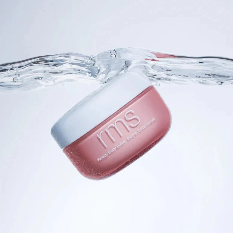 RMS Beauty Kakadu Body Butter in einer Spa- und Wellnessumgebung