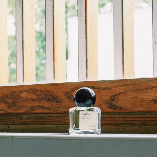 Racyne Verdeur Eau de Parfum 50 ml im transparenten rechteckigen Glasflakon mit dunklem Kugelverschluss.