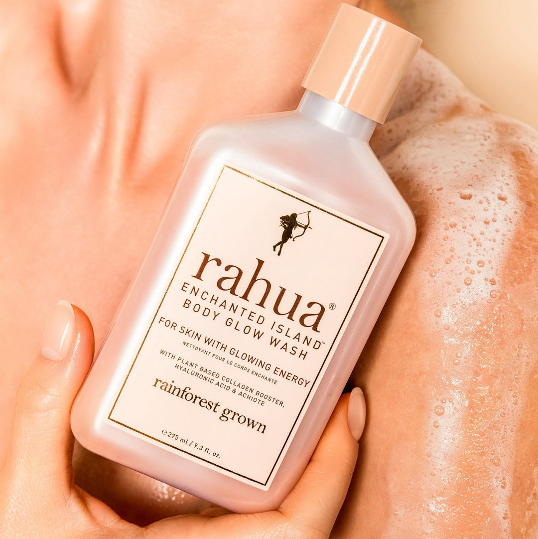 Rahua body glow wash Flasche vor Körperausschnitt unter der Dusche.