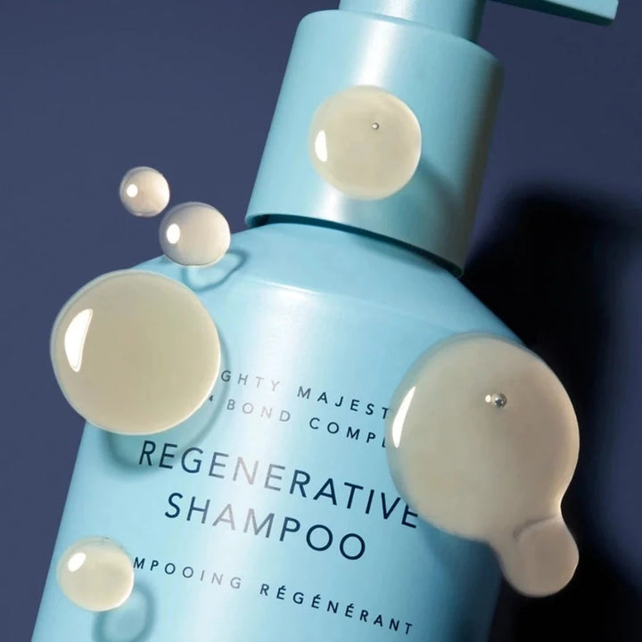 Ranavat Regenerative Shampoo hellblaue Flasche auf blauem Hintergrund mit Tropfentextur