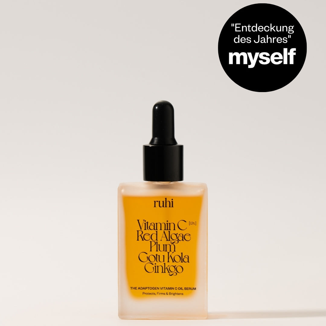 30ml Flasche des ruhi Vitamin C Öl-Serums vor hellem Hintergrund, versehen mit einem schwarzen myself-Magazin-Störer „Entdeckung des Jahres“.