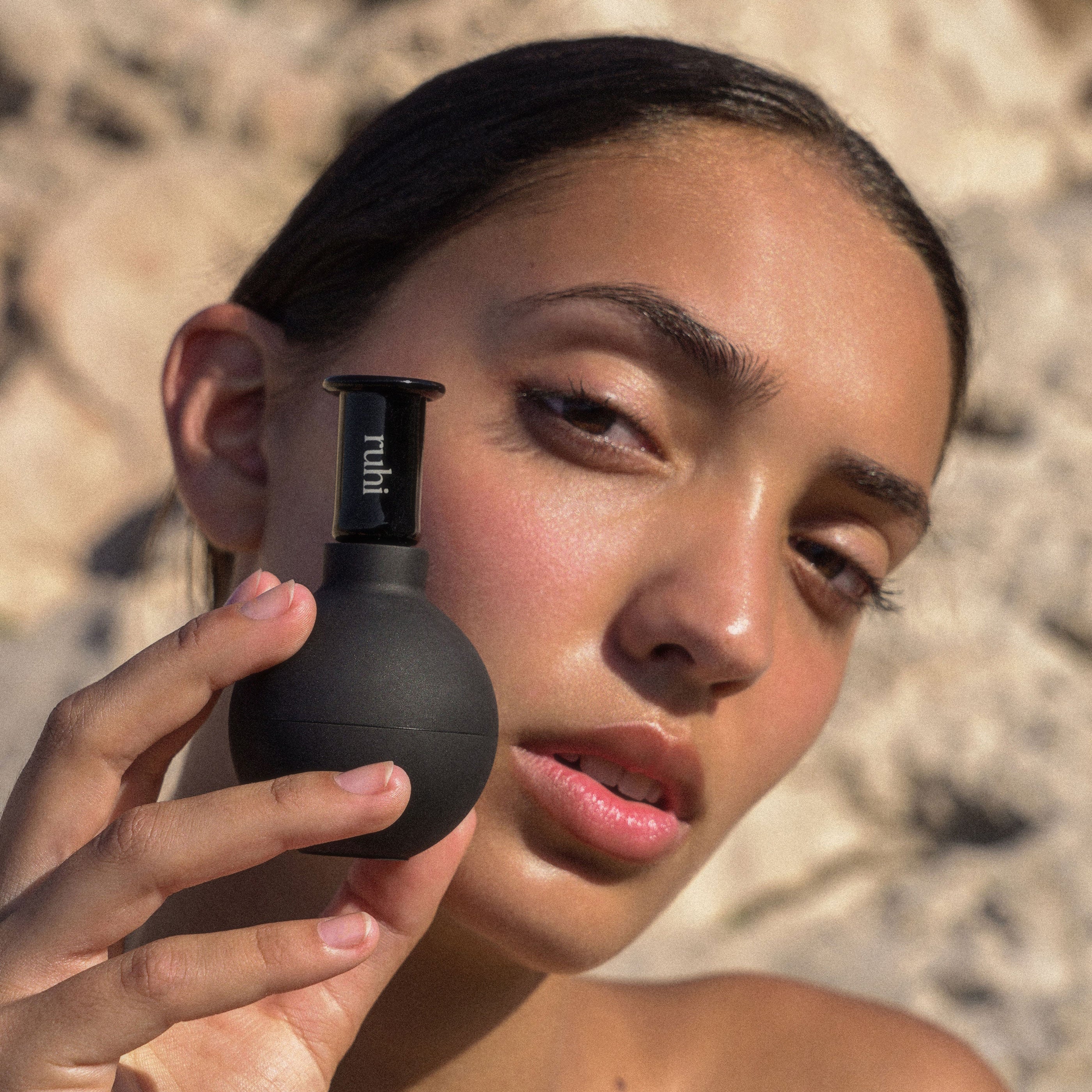 Ruhi The Facial Cups mit Model, Mood Bild