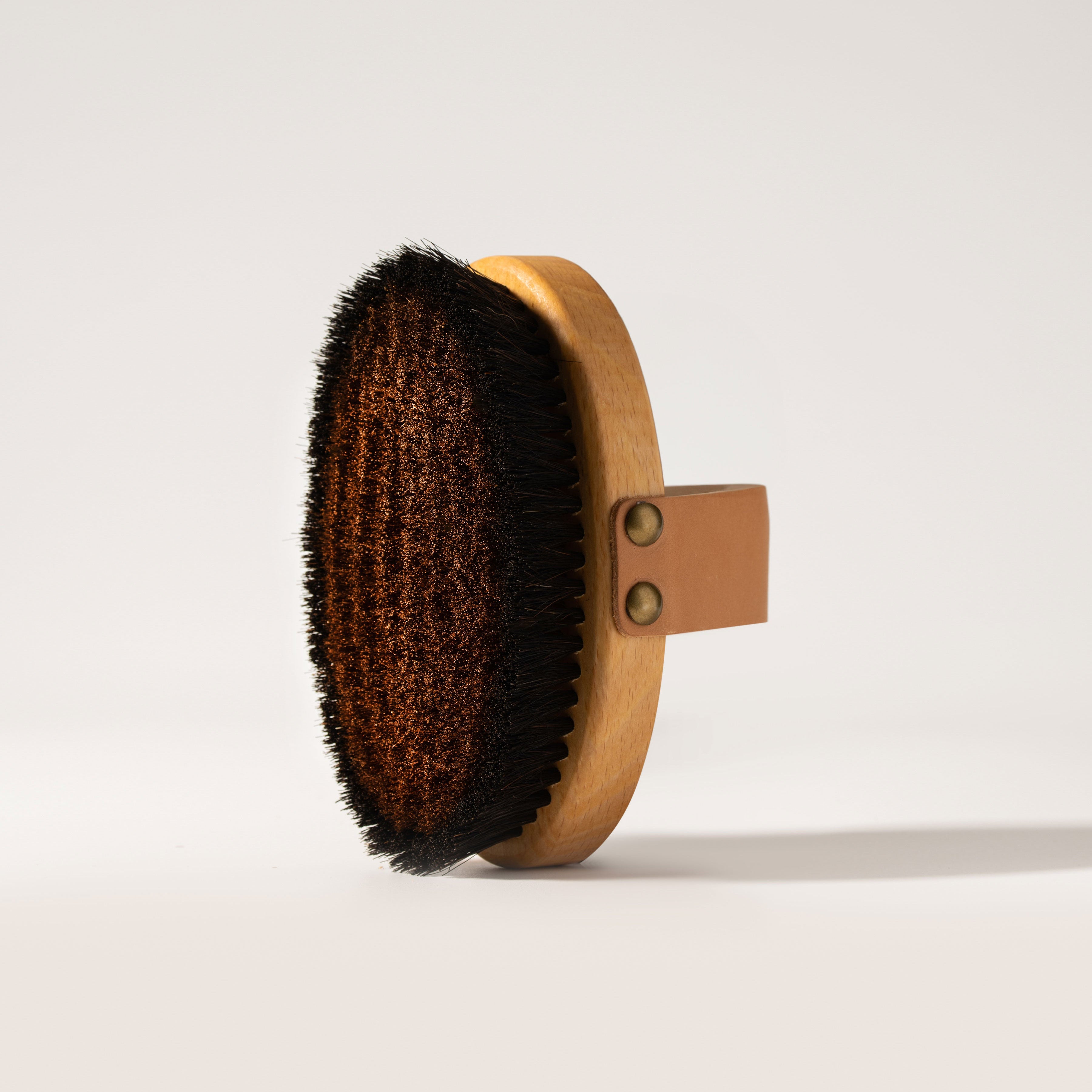 Ruhi The Ionic Dry Brush – Trockenbürste Seitlich vor hellem Hintergrund