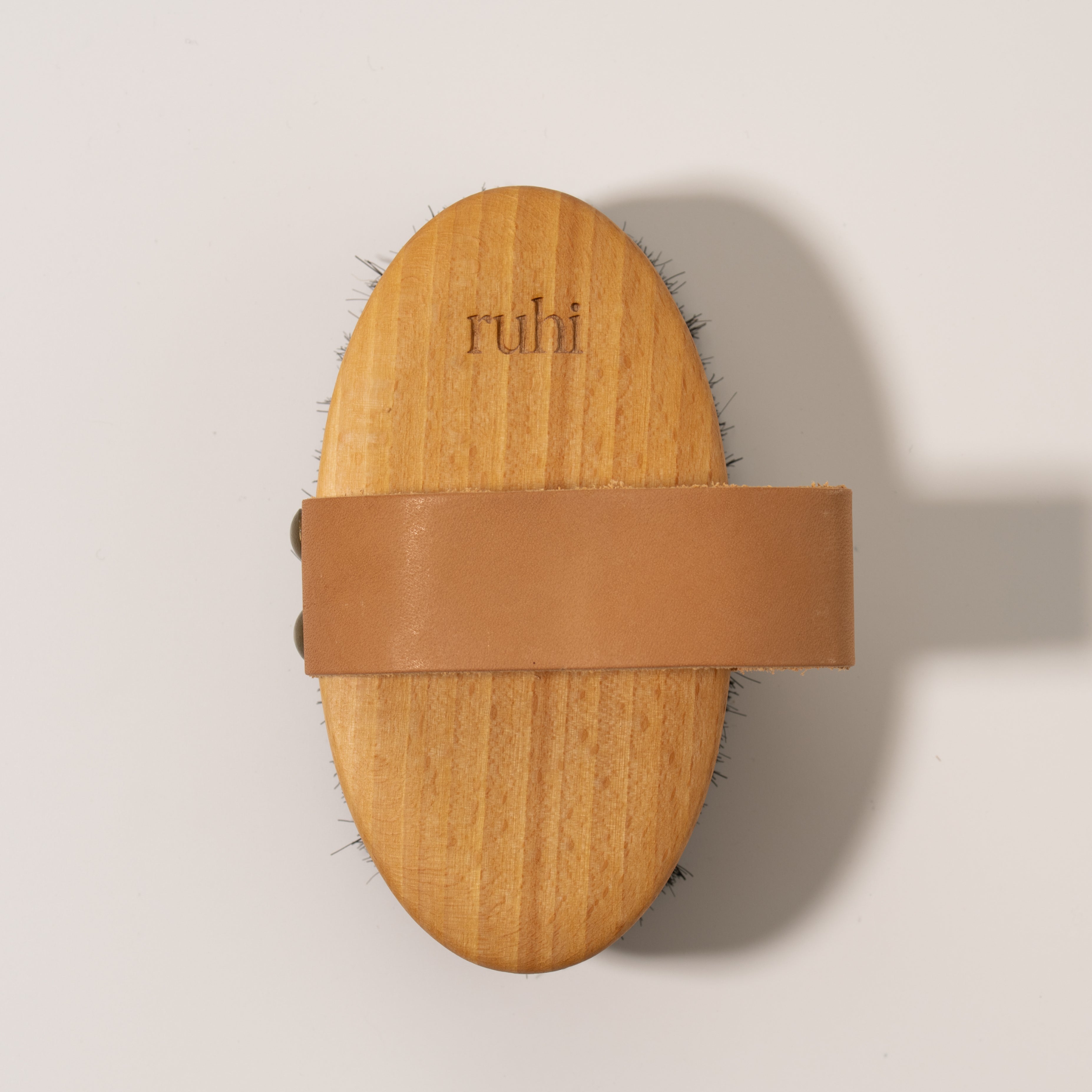 Ruhi The Ionic Dry Brush – Trockenbürste Rücken vor hellem Hintergrund