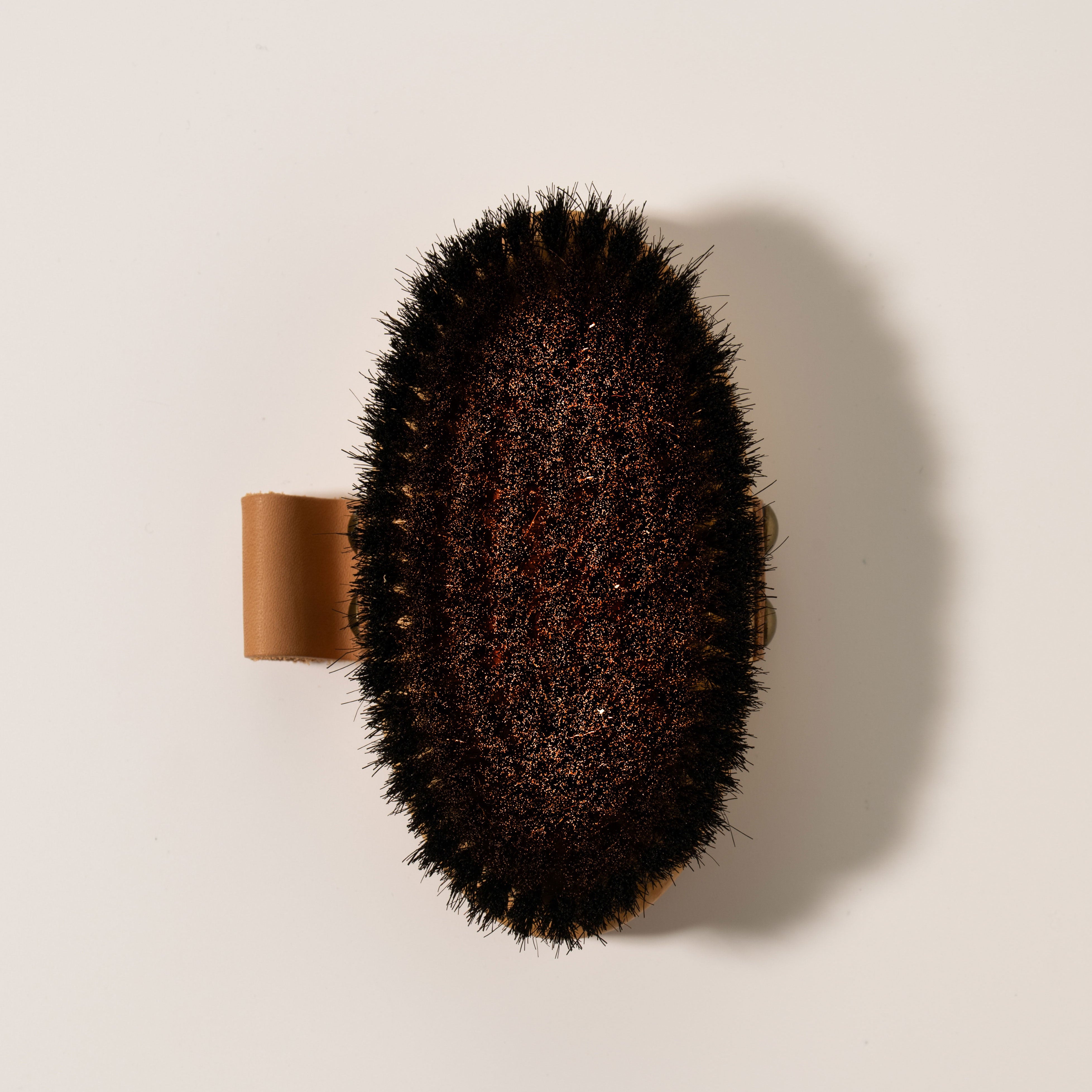 Ruhi The Ionic Dry Brush – Trockenbürste Vorderseite vor hellem Hintergrund