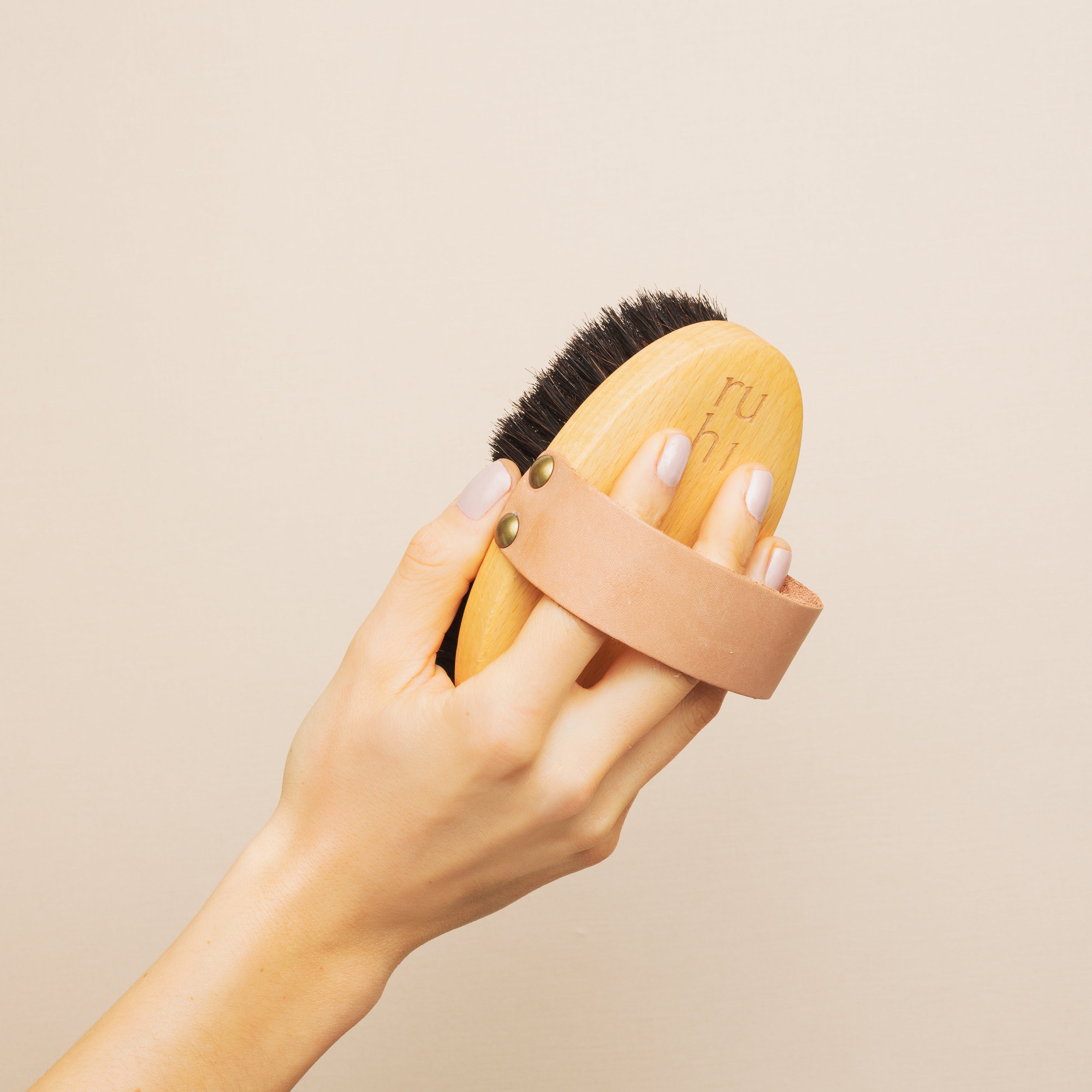 Ruhi The Ionic Dry Brush – Trockenbürste in der Hand, seitlich von hinten