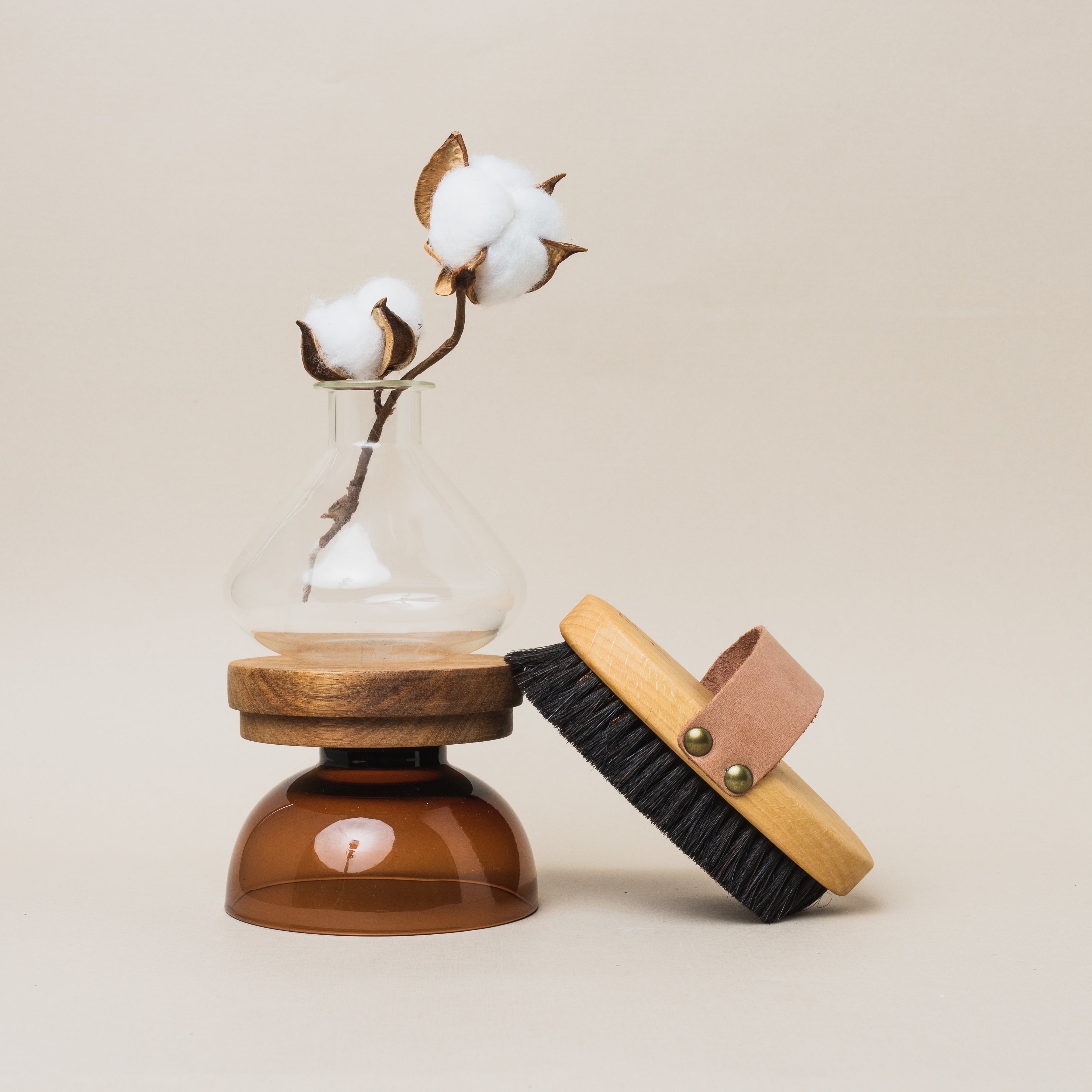 Ruhi The Ionic Dry Brush – Trockenbürste Mood Bild mit Vase und Baumwolle