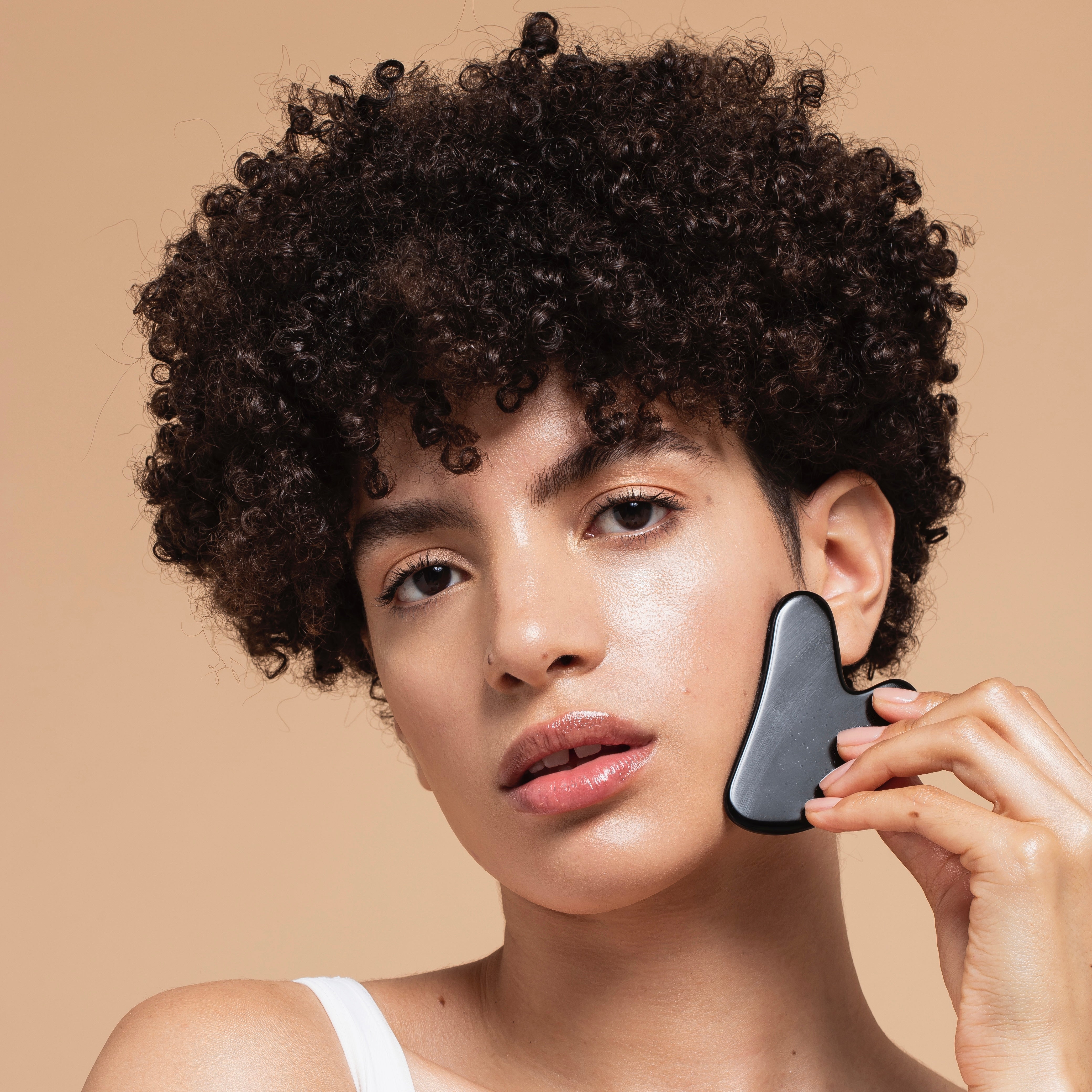 Ruhi The Obsidian Gua Sha Model Bild, Anwendung auf dem Gesicht