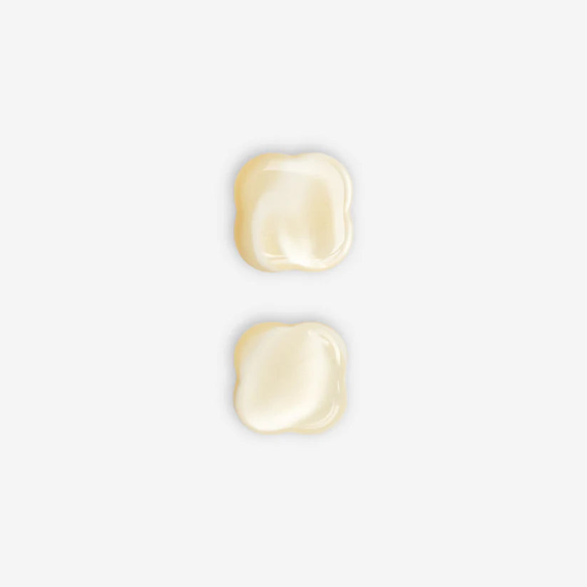 Detailansicht der SASSTIE Core Pearl Ohrringe mit schimmernder Perlmutt-Maserung und hochwertiger Verarbeitung