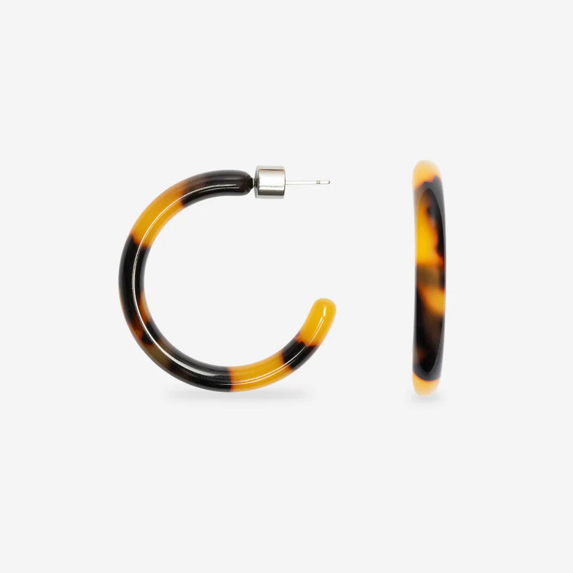 SASSTIE Loop Dark Cheetah Ohrringe aus 316L Chirurgen-Edelstahl und Cellulose-Acetat im modernen Loop-Design