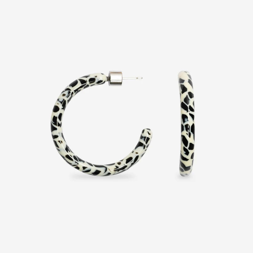 Detailansicht der SASSTIE Loop Dott Ohrringe mit hochwertiger Verarbeitung und einzigartiger Maserung