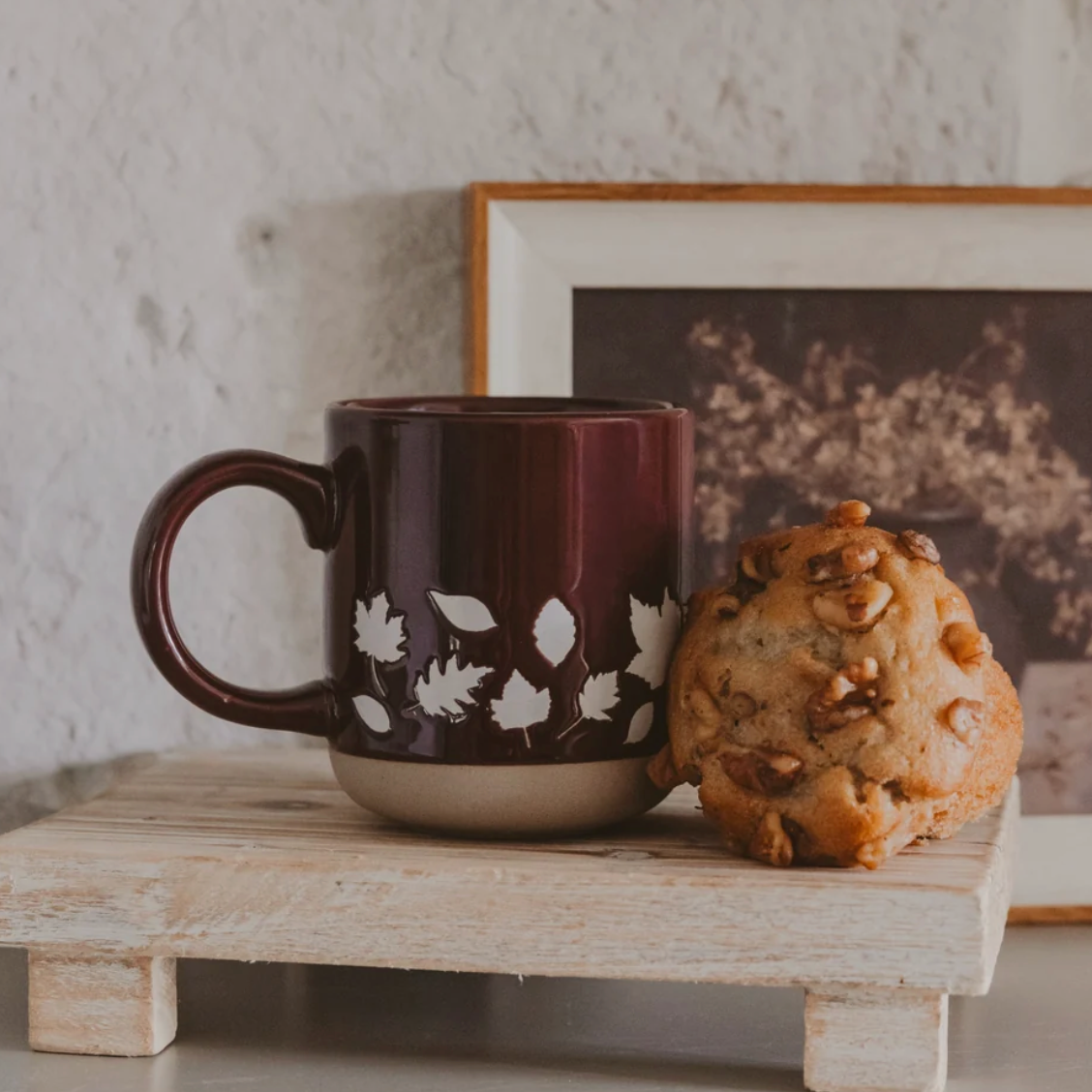 Sweet Water Decor Brown Fall Leaves Coffee Mug auf Tablett, neben Muffin.