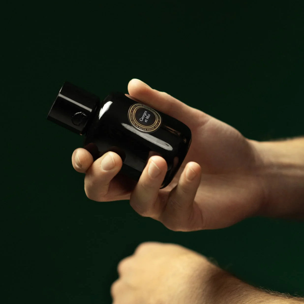 Eleganter Flakon des Georges et moi Eau de Parfum von Sabé Masson.