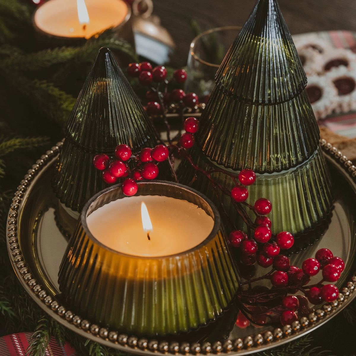 Weihnachtskerze Fraser Fir mit Zypresse, Immergrün, Zeder und Tannenbalsam im dekorativen Glasgefäß