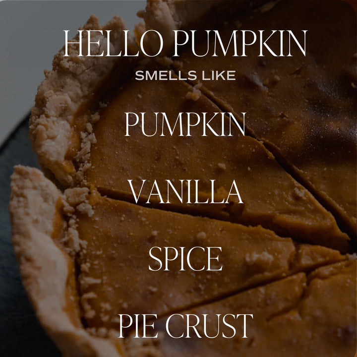 Bild mit einem Kuchen im Hintergrund, davor die Worte Pumpkin, Vanilla, Spice & Pie Crust.