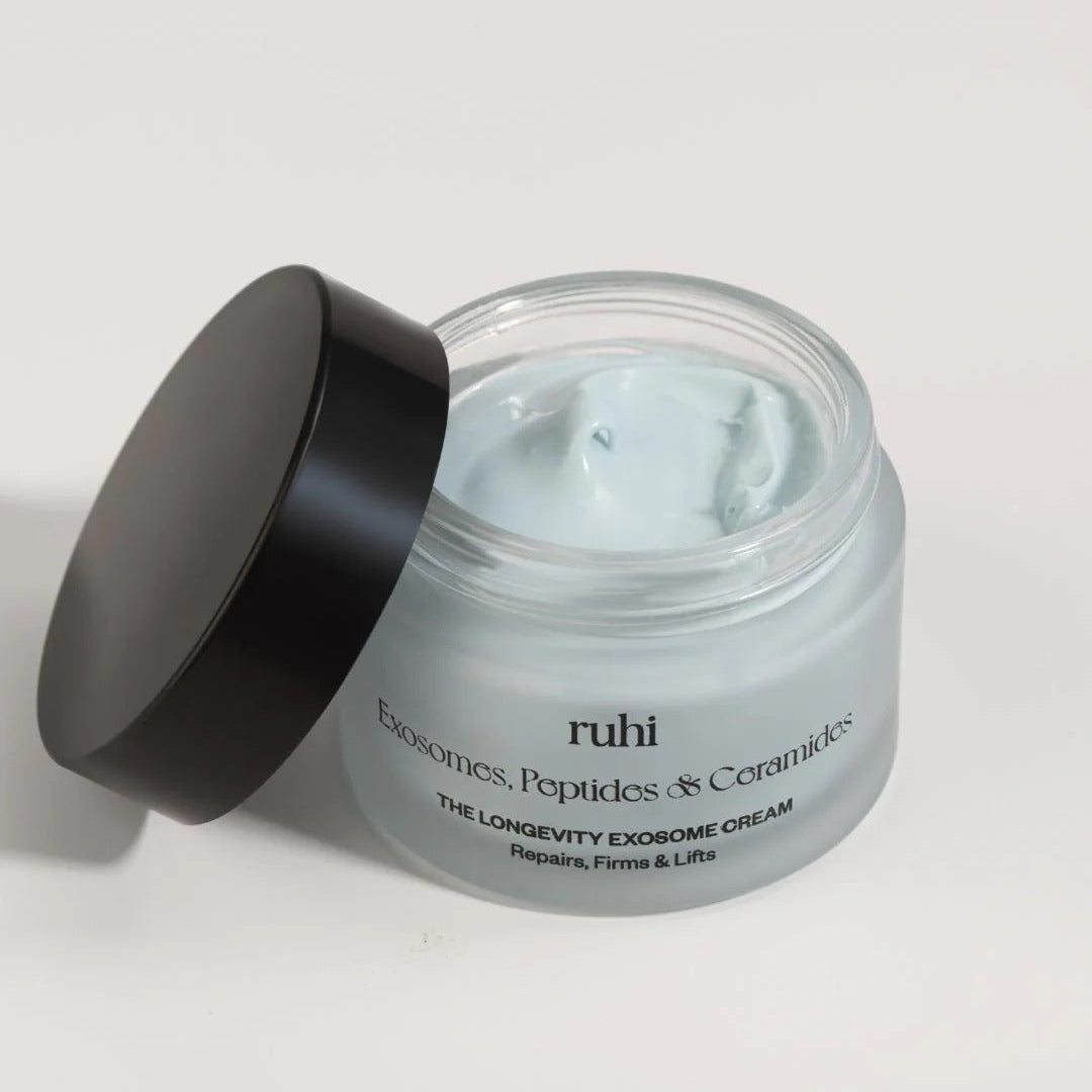 Ruhi The Longevity Exosome Cream, geöffnet, vor weißem Hintergrund
